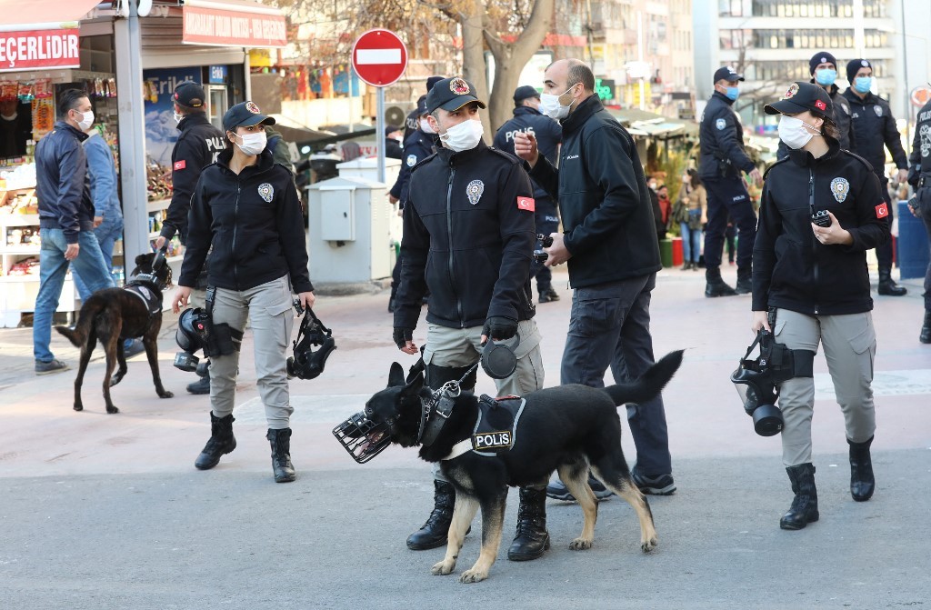 انتشرت عناصر الشرطة في الشوارع المحيطة بالجامعة لقمع الاحتجاجات