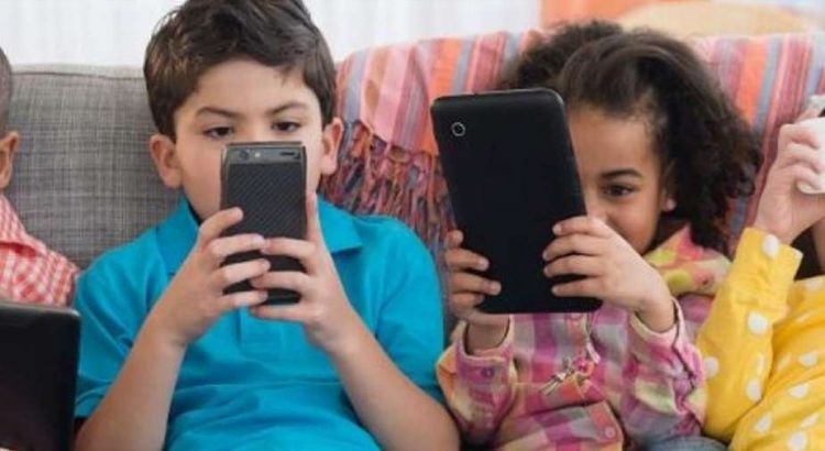 الأجهزة الإلكترونية وتأثيرها على الأطفال