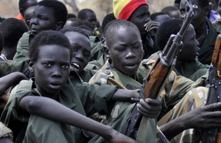 أطفال السودان يحملون أسلحة