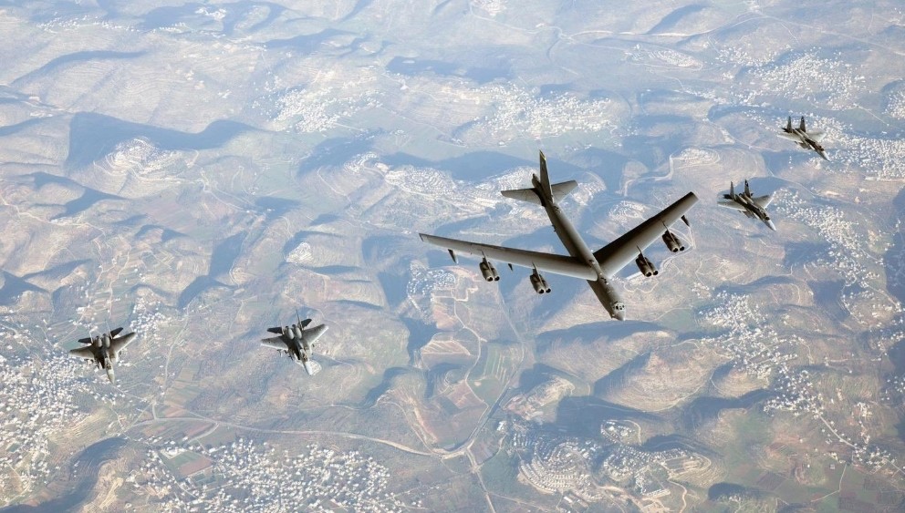 طائرات قطر والسعودية وإسرائيل ترافق قاذفات القنابل الأمريكية في الشرق الأوسط