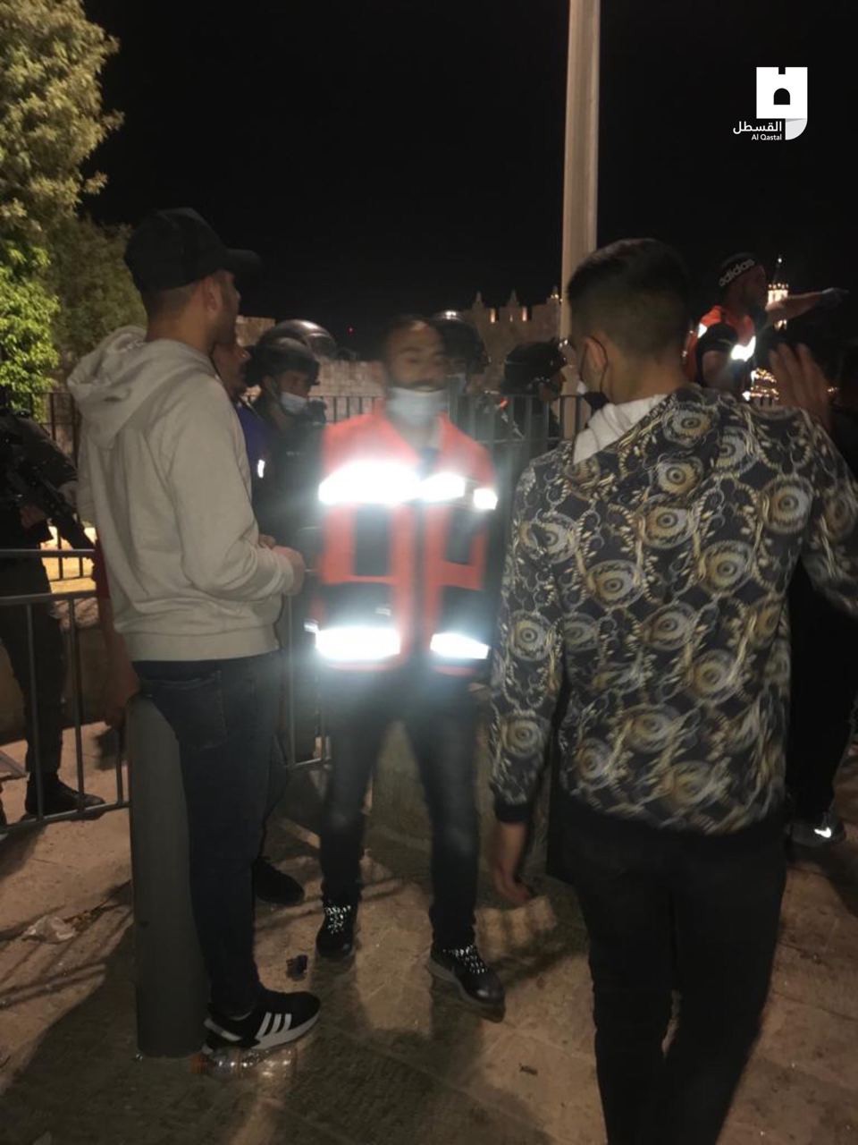 باب العامود وهجوم قوات الإحتلال الإسرائيلي بالقنابل الصوتية على الفسطينين 