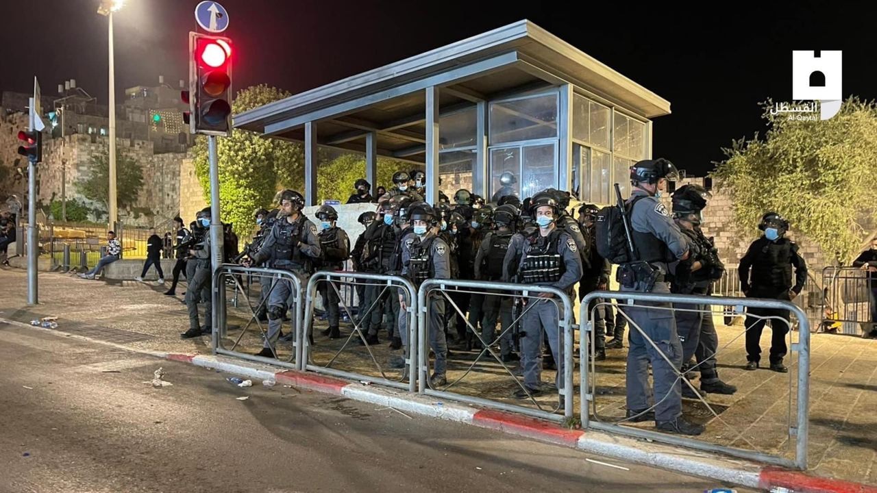 باب العامود وهجوم قوات الإحتلال الإسرائيلي بالقنابل الصوتية على الفسطينين 