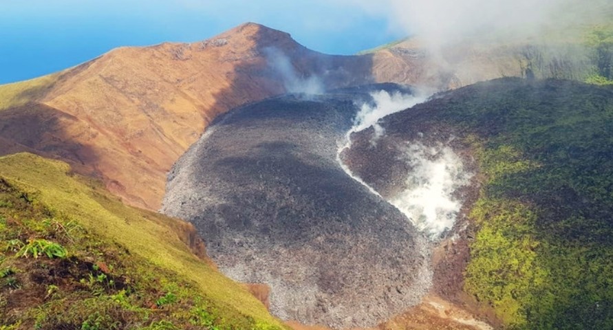 قمة بركان لا سوفريير في سانت فنسنت وجزر غرينادين منذ 1 نيسان/أبريل 2021