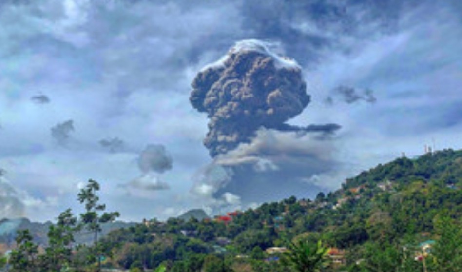تتصاعد من بركان لا سوفريير في سانت فنسنت وجزر غرينادين الذي بدأ بالثوران في 9 نيسان/أبريل.