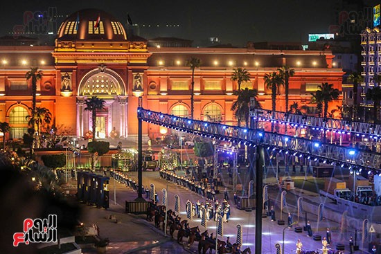  مصر تبهر العالم بالرحلة الذهبية للمومياوات الملكية 