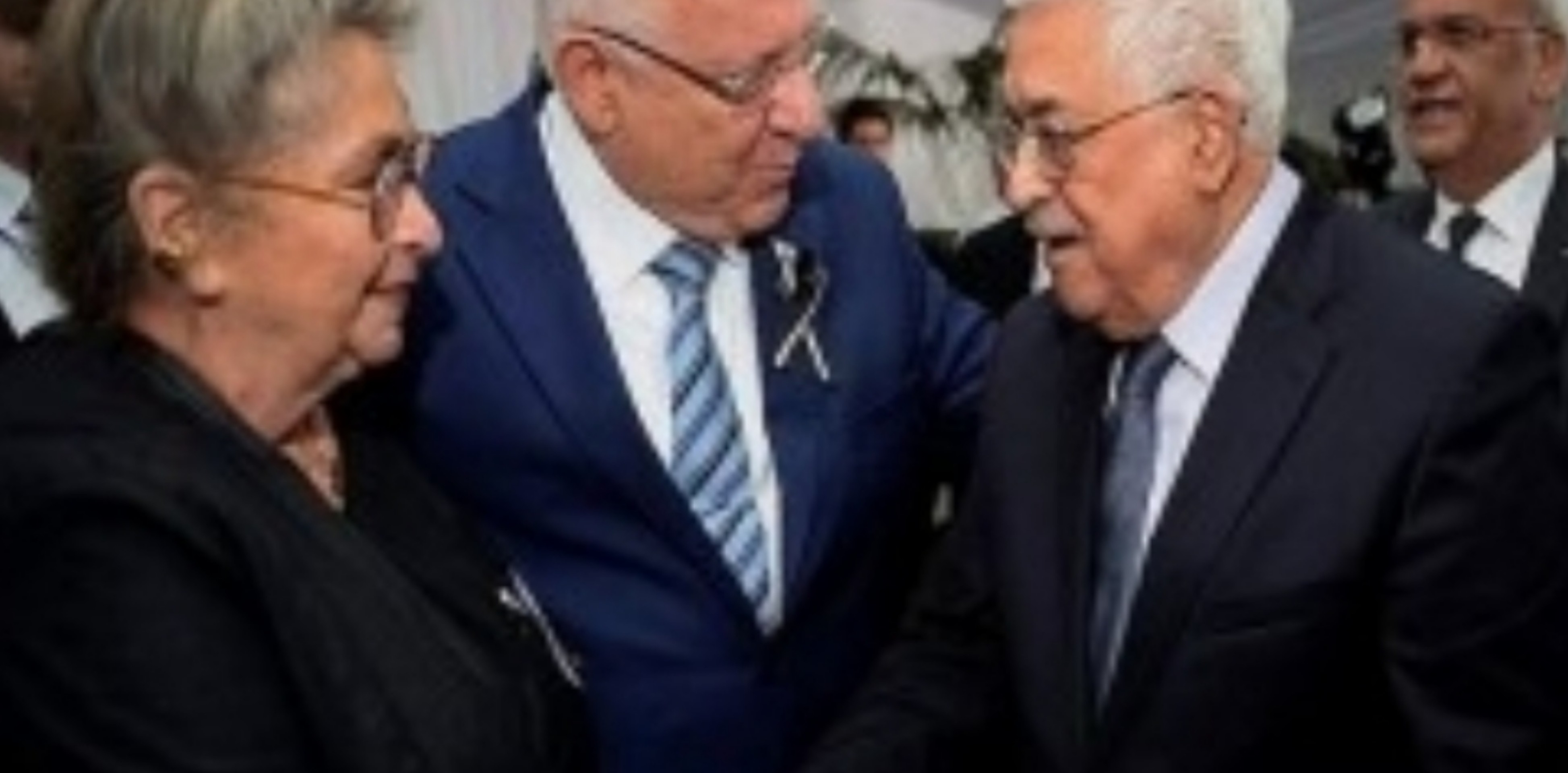 إضاءات صورة: محمود عباس يعزي الرئيس الإسرائيلي بقتلى حادثة جسر جبل ميرون