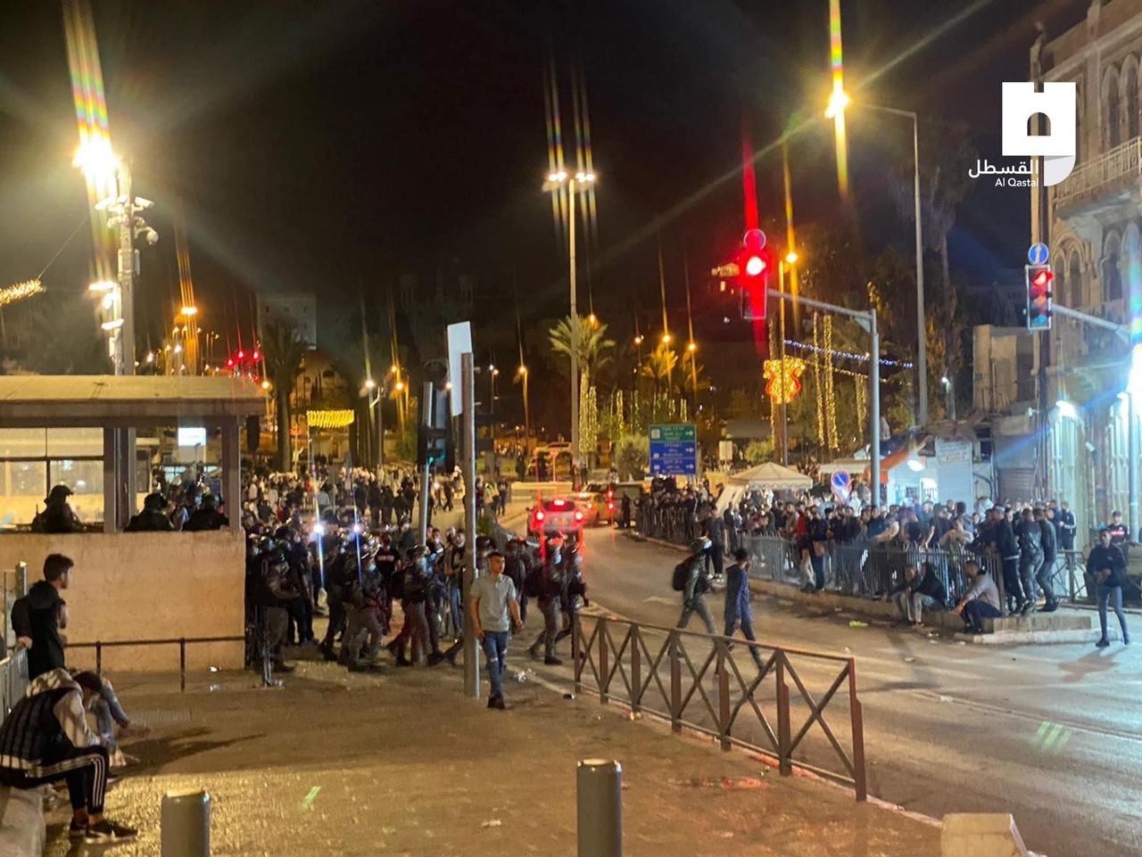 باب العامود وهجوم قوات الإحتلال الإسرائيلي بالقنابل الصوتية على الفسطينين 