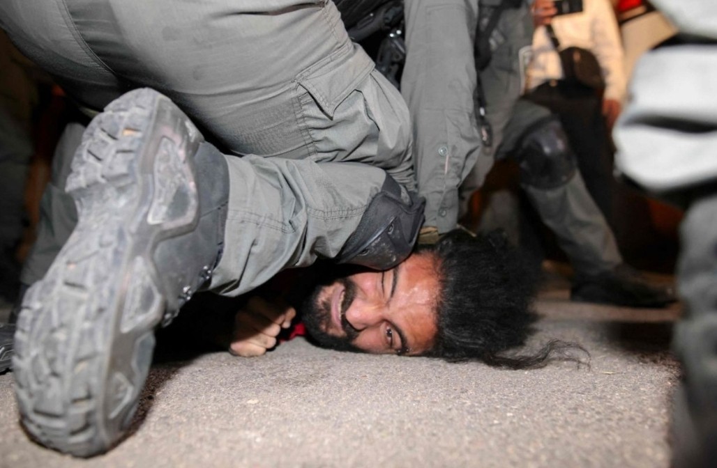 إضاءات اعتداء الإحتلال الإسرائيلي على الفلسطينيين في حي الشيخ جراح في القدس المحتلة