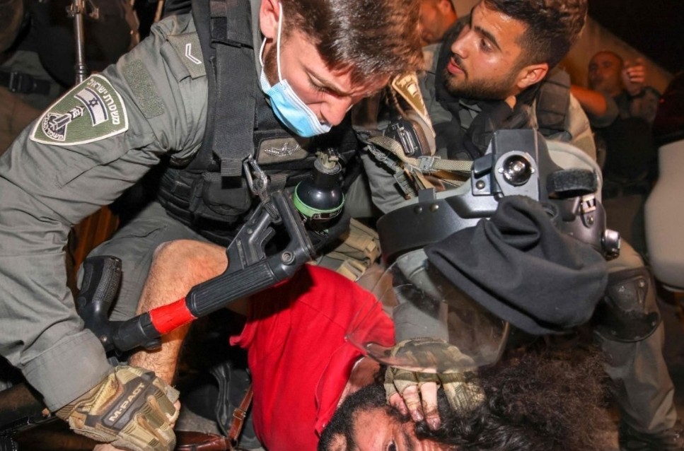 إضاءات اعتداء الإحتلال الإسرائيلي على الفلسطينيين في حي الشيخ جراح في القدس المحتلة