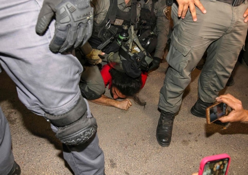 إضاءات اعتداء الإحتلال الإسرائيلي على الفلسطينيين في حي الشيخ جراح في القدس المحتلة