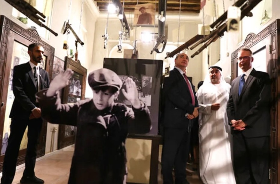 إضاءات دبي تفتتح معرضا للهولوكوست 