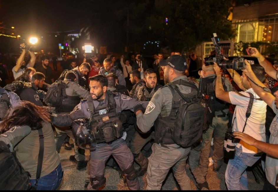 إضاءات اعتداء الإحتلال الإسرائيلي على الفلسطينيين في حي الشيخ جراح في القدس المحتلة