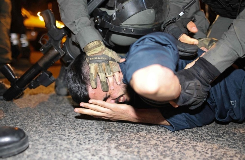 إضاءات اعتداء الإحتلال الإسرائيلي على الفلسطينيين في حي الشيخ جراح في القدس المحتلة