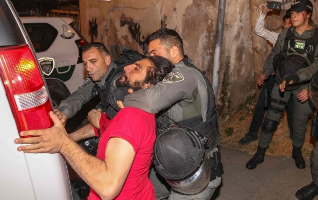 إضاءات اعتداء الإحتلال الإسرائيلي على الفلسطينيين في حي الشيخ جراح في القدس المحتلة