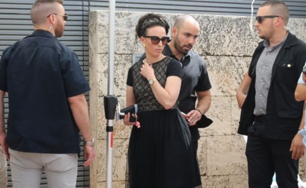 ترجمة عبرية  إضاءات نتنياهو يجر البلاد كلها إلى النار 