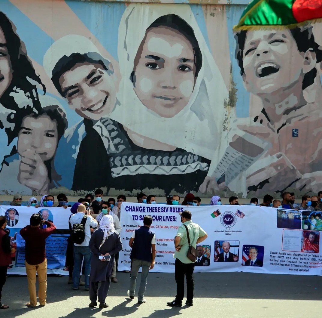 إضاءات الأفغان المتعاونين مع الجيش الأمريكي في أفغانستان 