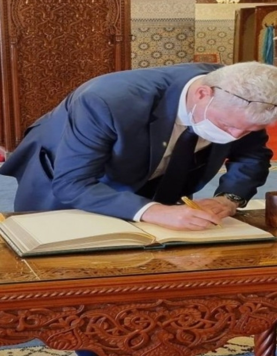 إضاءات وفد إسرائيلي يزور ضريح محمد الخامس بالرباط مع رسالة بالعربي 