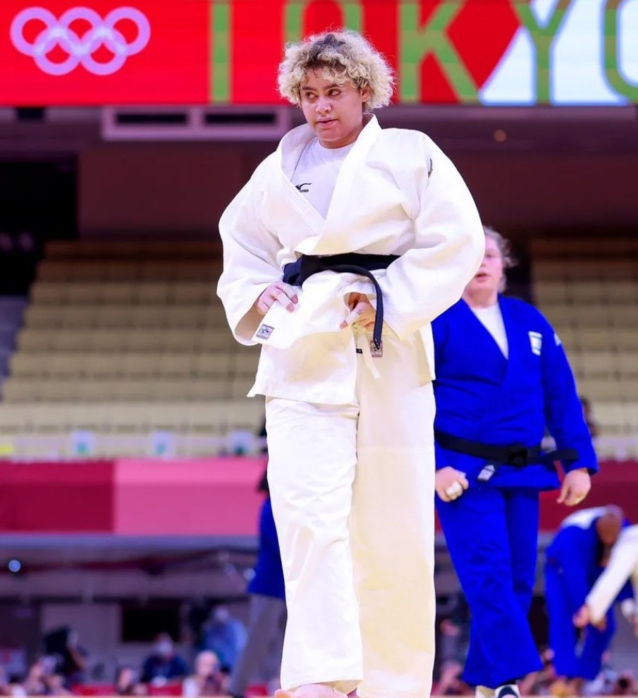 لاعبة الجودو السعودية تهاني القحطاني و اللاعبة الإسرائيلية راز هيرشكو