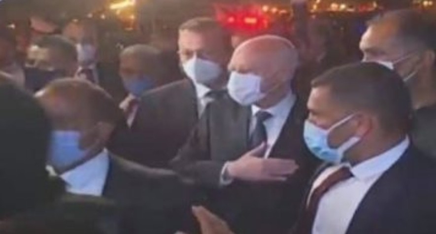 الرئيس التونسي قيس سعيد يتجول في الشارع 