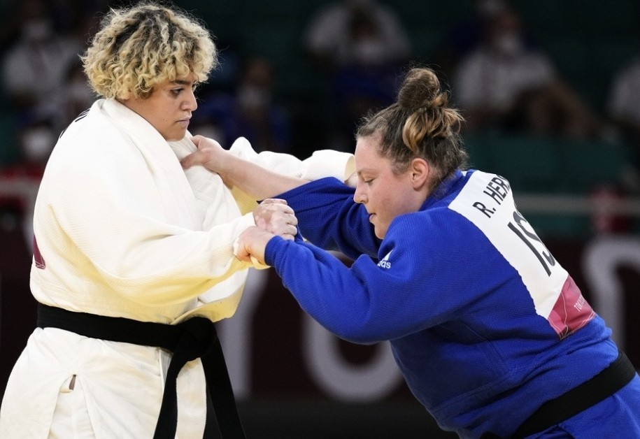 لاعبة الجودو السعودية تهاني القحطاني و اللاعبة الإسرائيلية راز هيرشكو