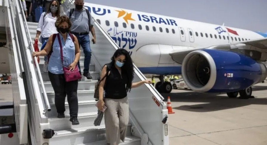 وصول اول دفعة من السياح الإسرائيليين الى المغرب واستقبالهم بالورد والشاي الأخضرالمغربي 