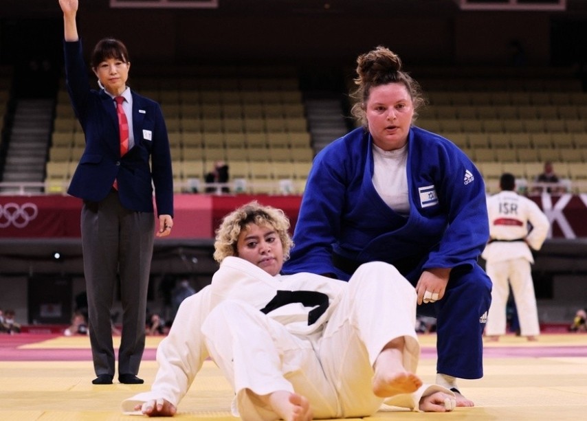 لاعبة الجودو السعودية تهاني القحطاني و اللاعبة الإسرائيلية راز هيرشكو