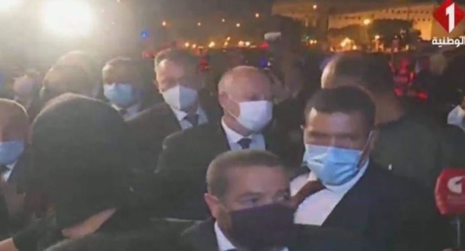 الرئيس التونسي قيس سعيد يتجول في الشارع 