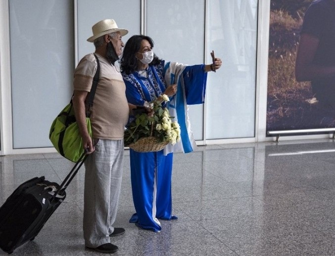 وصول اول دفعة من السياح الإسرائيليين الى المغرب واستقبالهم بالورد والشاي الأخضرالمغربي 