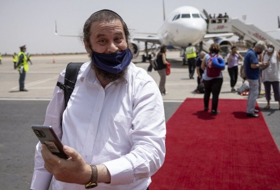 وصول اول دفعة من السياح الإسرائيليين الى المغرب واستقبالهم بالورد والشاي الأخضرالمغربي 