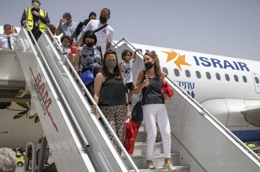 وصول اول دفعة من السياح الإسرائيليين الى المغرب واستقبالهم بالورد والشاي الأخضرالمغربي 