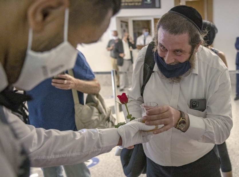 وصول اول دفعة من السياح الإسرائيليين الى المغرب واستقبالهم بالورد والشاي الأخضرالمغربي 