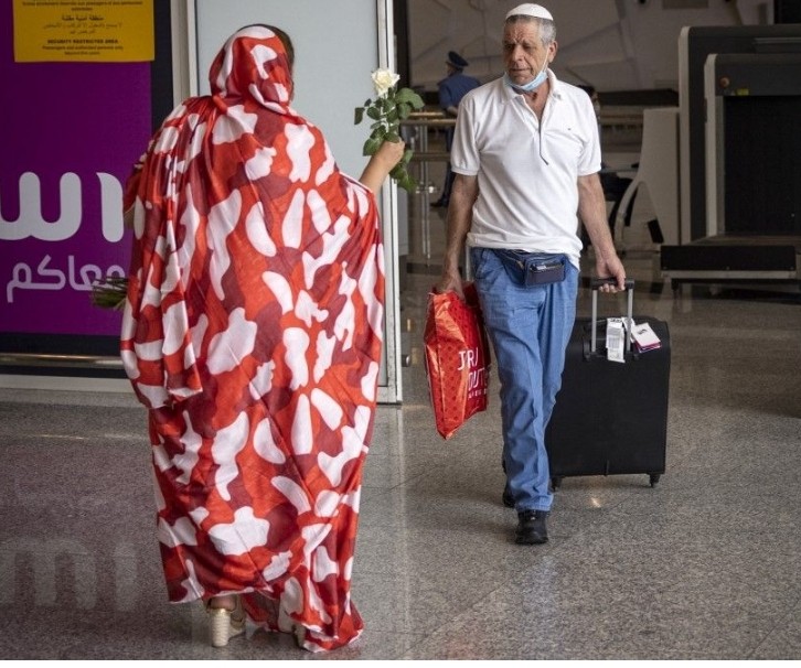 وصول اول دفعة من السياح الإسرائيليين الى المغرب واستقبالهم بالورد والشاي الأخضرالمغربي 