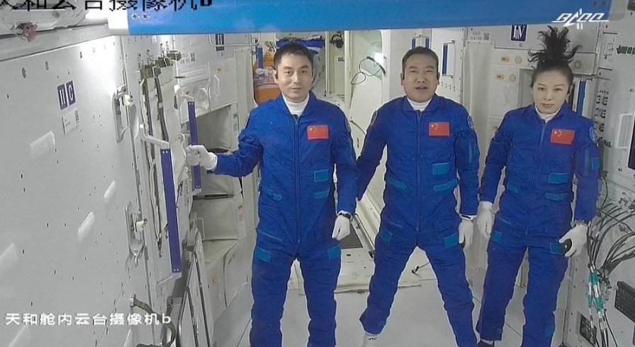 موقع إضاءات  الإخباري وانغ يا بينغ أول رائدة فضاء صينية تدخل محطة الفضاء 